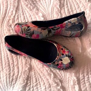 Tropical design croc ballet flats.
